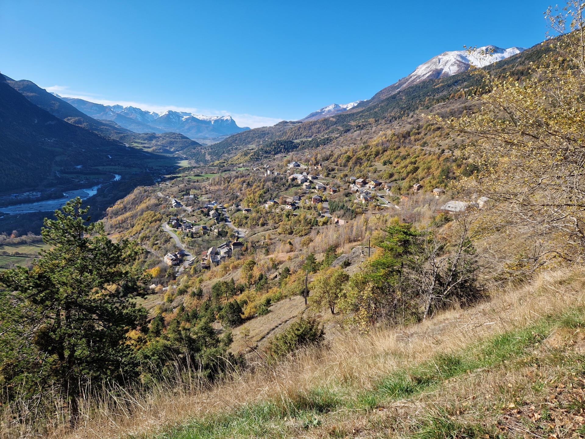 Vue sur les hameaux de Réotier13 novembre 2024